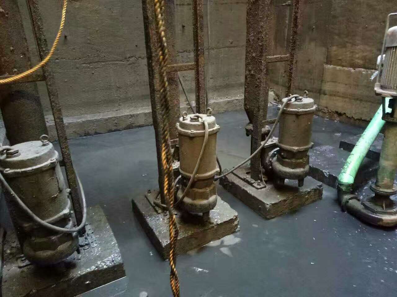 交口污水池清理